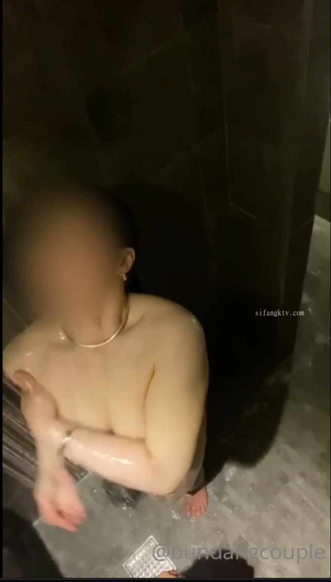 内射穿着火辣内衣的朋友/CandyLuxxx